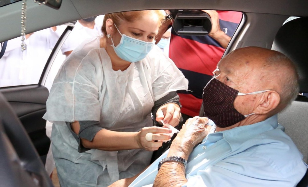 Vacinação em sistema de drive thru para idosos acima de 90 anos continua até quarta-feira pela manhã